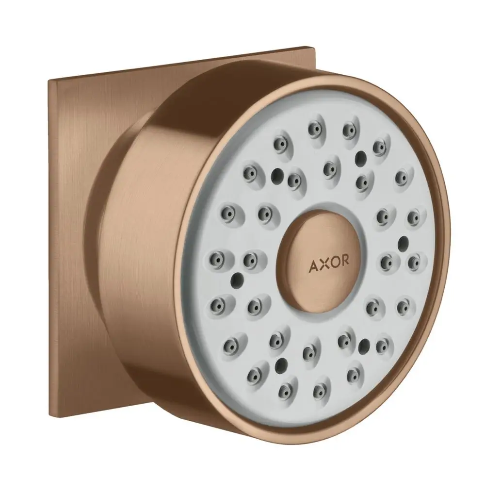 Wandmontierte Dusche mit runder Kopfbrause in Brushed Red Gold von Hansgrohe, ausgestattet mit mehreren Wasserjets, montiert auf quadratischer Wandplatte.